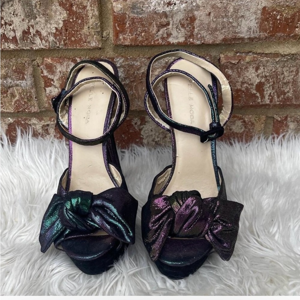 Pelle Moda Gisella Iridescent Suede Purple & Green Peep Toe Sandals
7.5 - Picture 2 of 6